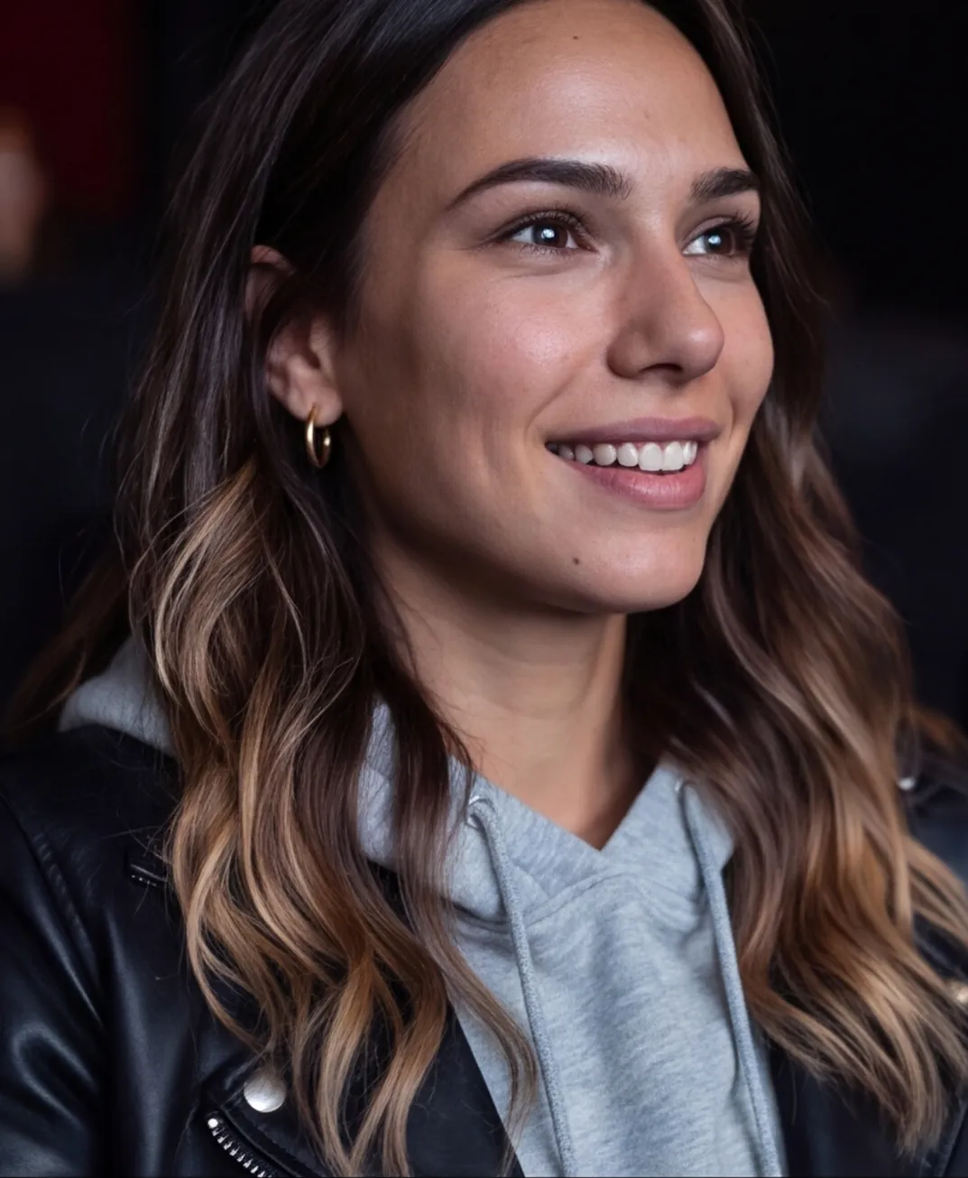 Ines u bioskopu, lice obasjano platnom