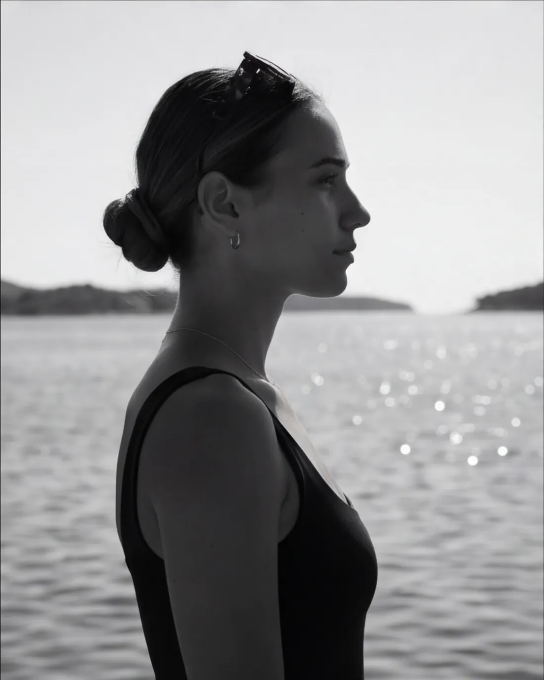Ines iz profila, crno-belo