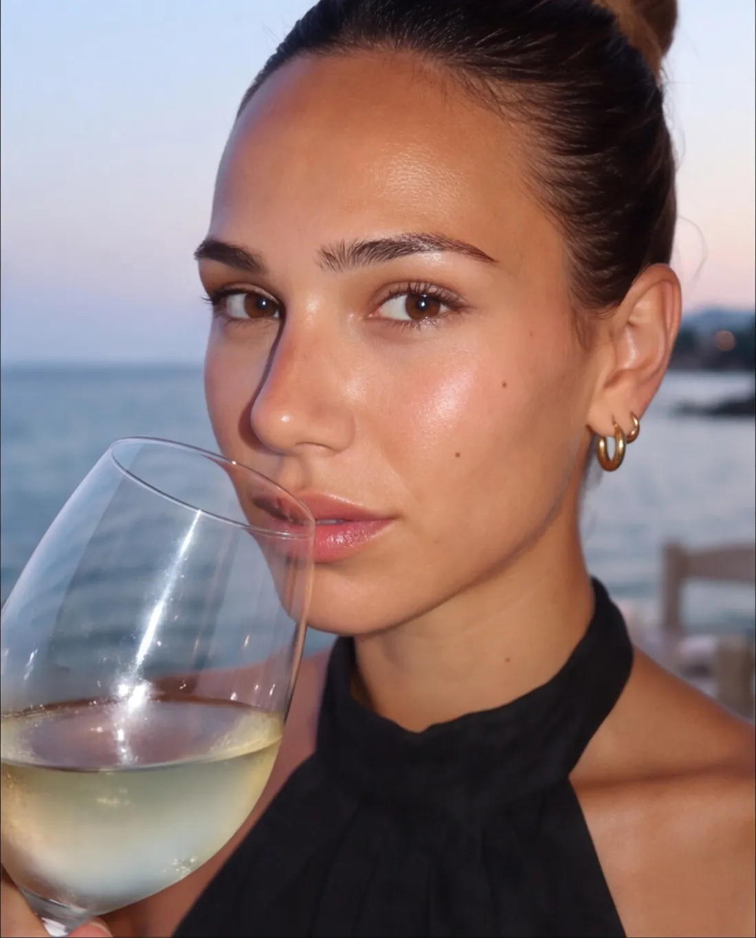 Ines sa čašom vina